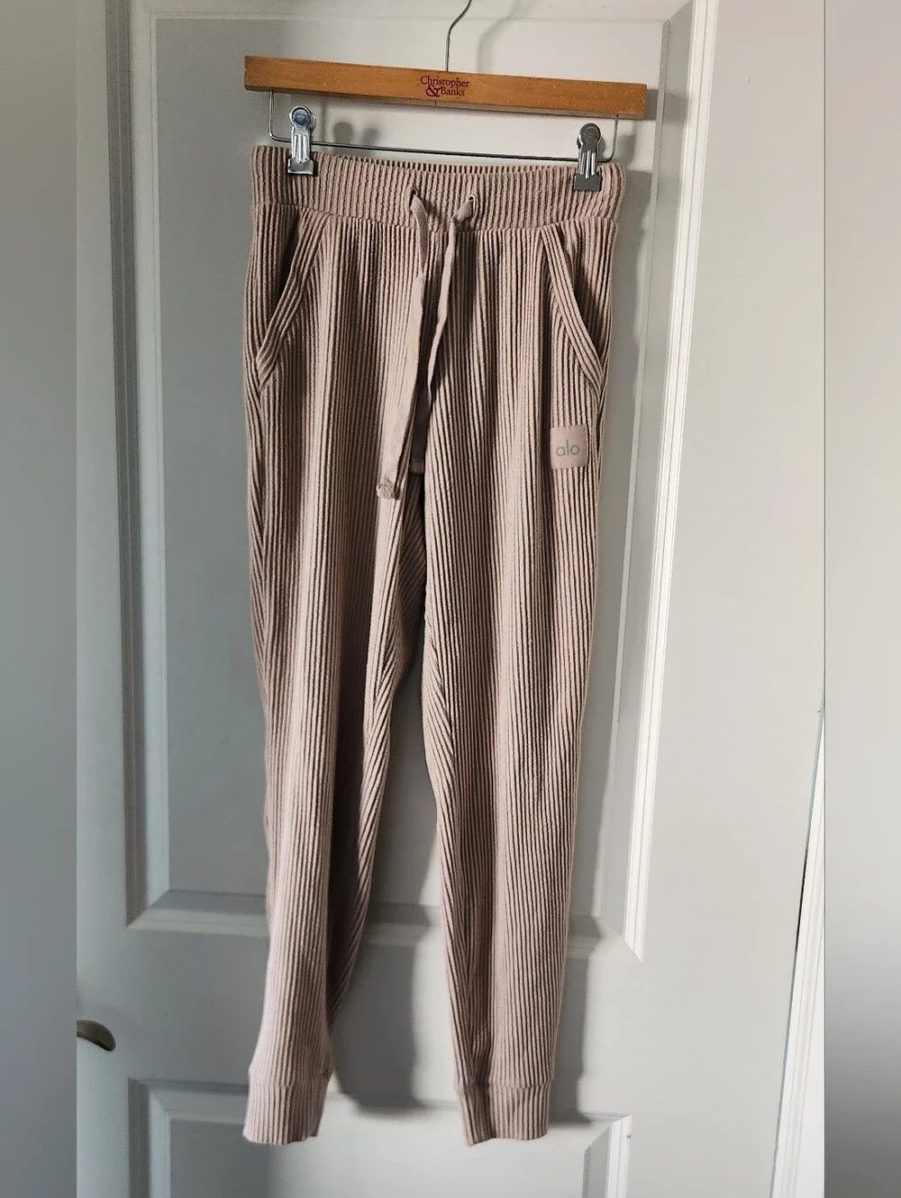 ALO Yoga Muse Ribbed Drawstring Sweat Pants in Tan